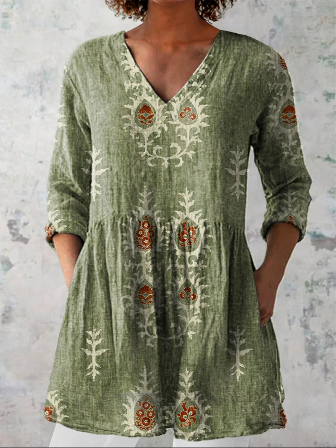 Barbara, lange Bluse mit V-Ausschnitt in Grün, feines Blütenmuster im Stickerei-Look, von Hanna Hamburg