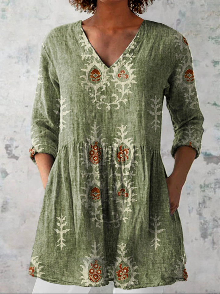 Barbara, lange Bluse mit V-Ausschnitt in Grün, feines Blütenmuster im Stickerei-Look, von Hanna Hamburg
