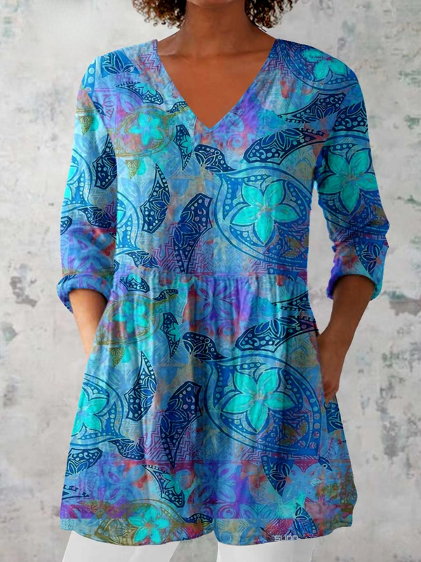 Christa, lange Bluse mit V-Ausschnitt in Blau, florales Ornamentmuster in Blau und Türkis, von Hanna Hamburg