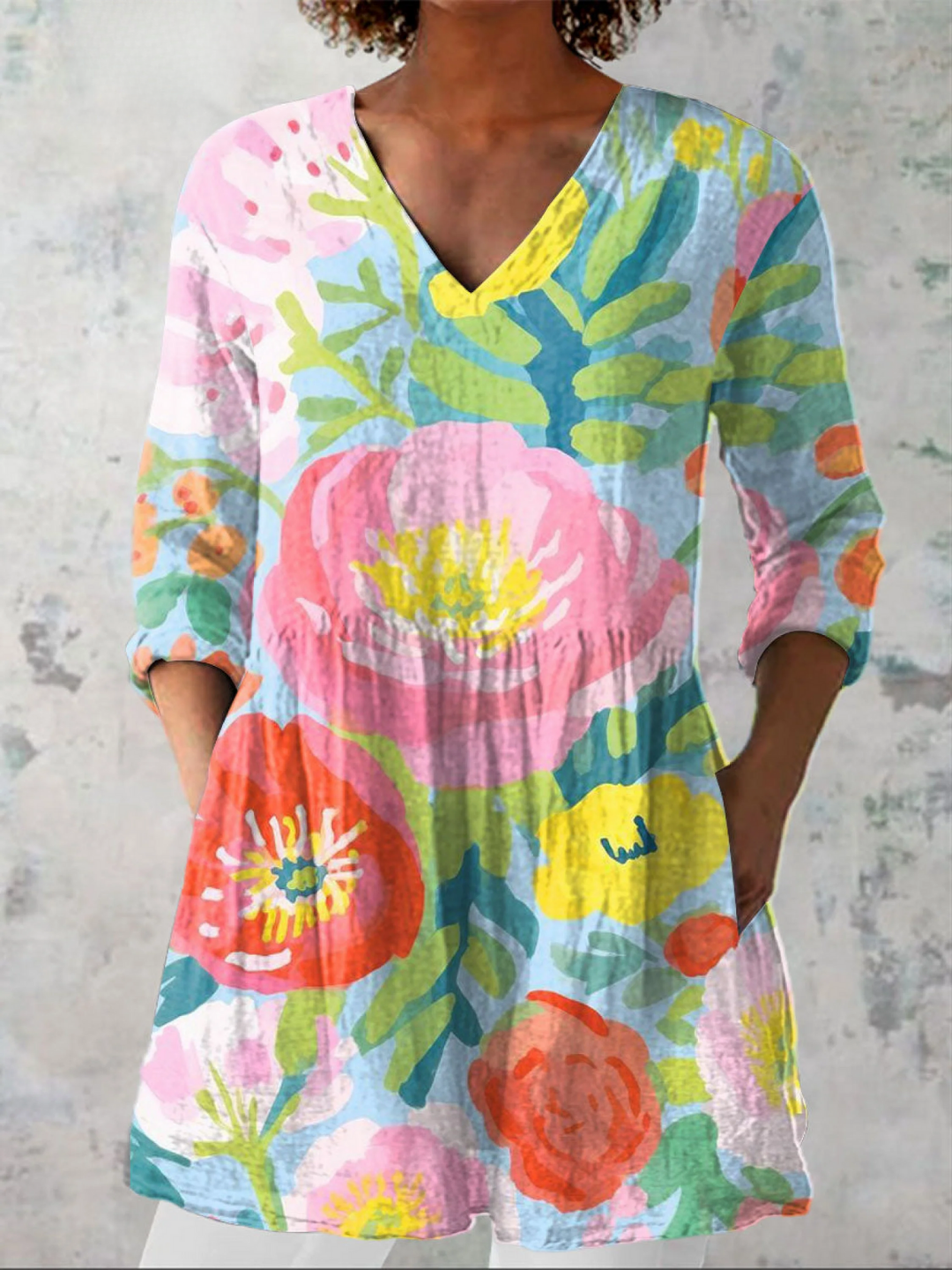 Anke, lange Bluse mit V-Ausschnitt in Rosa, großer Blütendruck in Pastelltönen, von Hanna Hamburg