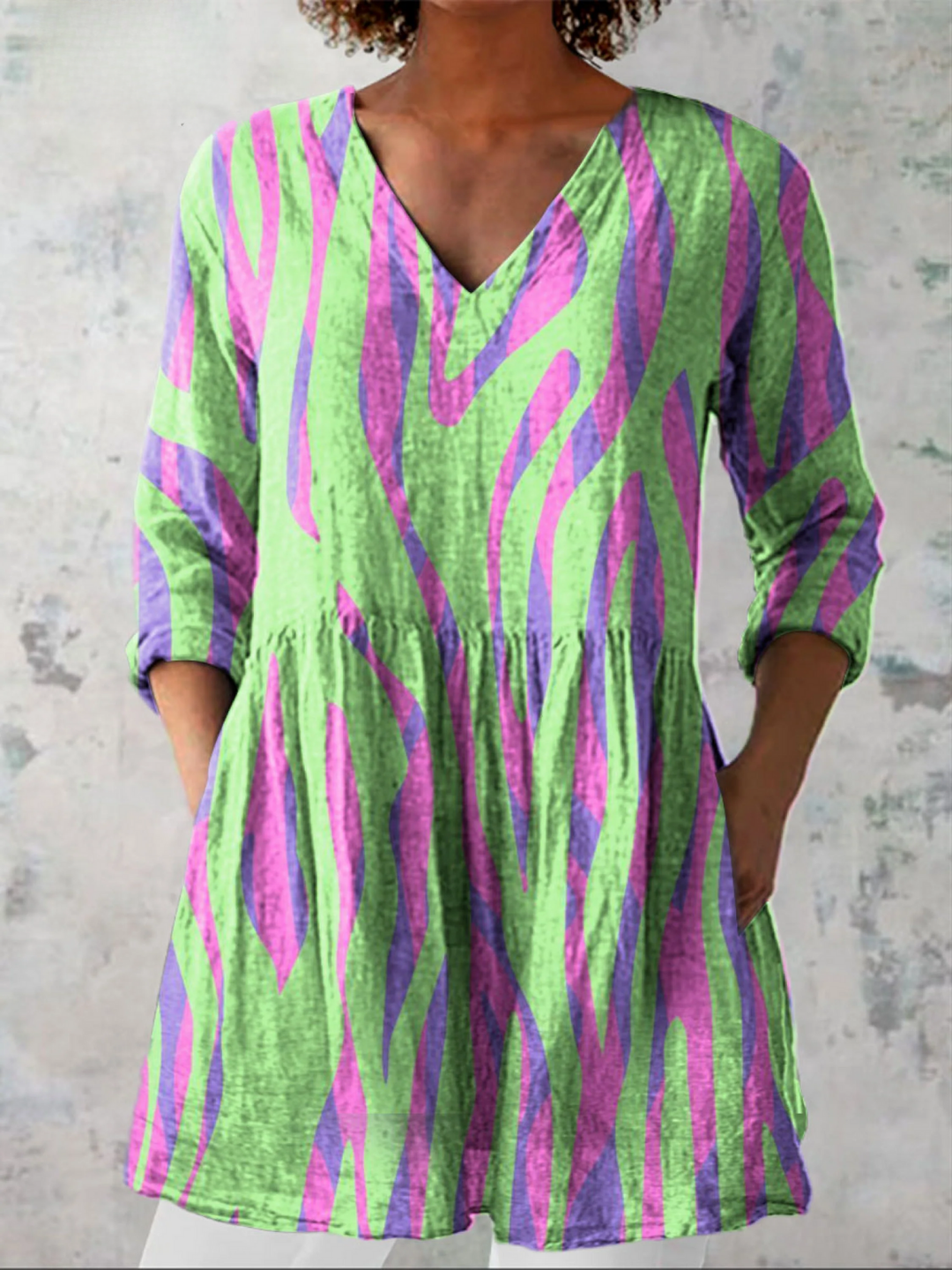Ute, lange Bluse mit V-Ausschnitt in Grün, Aquarell-Streifenmuster in Grün und Pink, von Hanna Hamburg