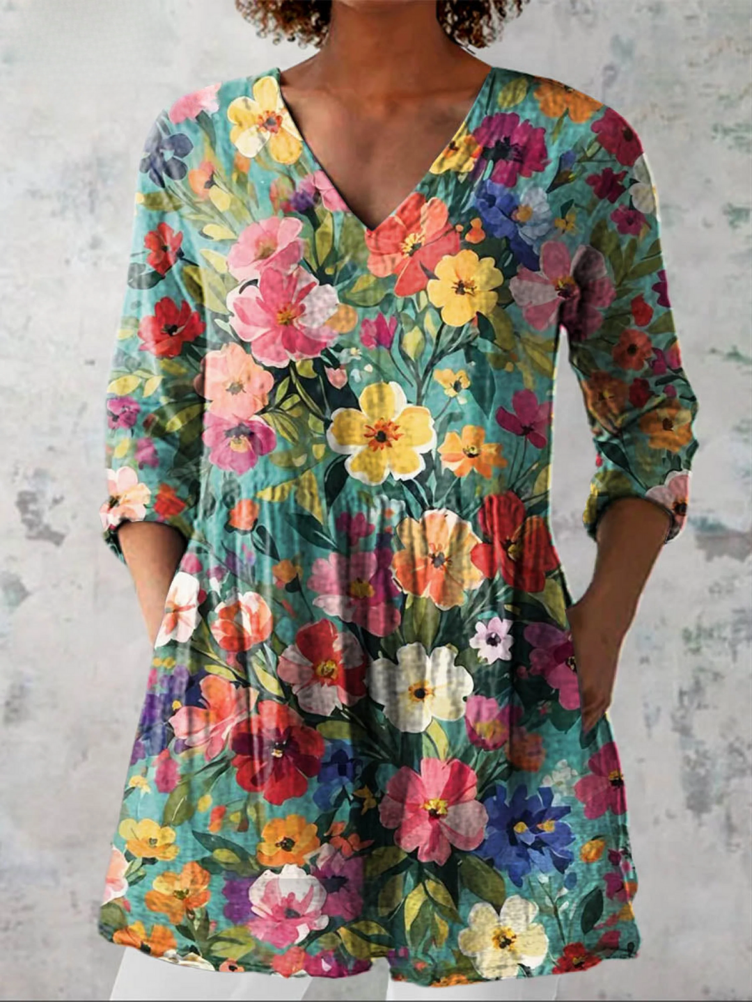 Gerda, lange Bluse mit V-Ausschnitt in Türkis, Wiesenblumen-Druck in kräftigen Farben, von Hanna Hamburg