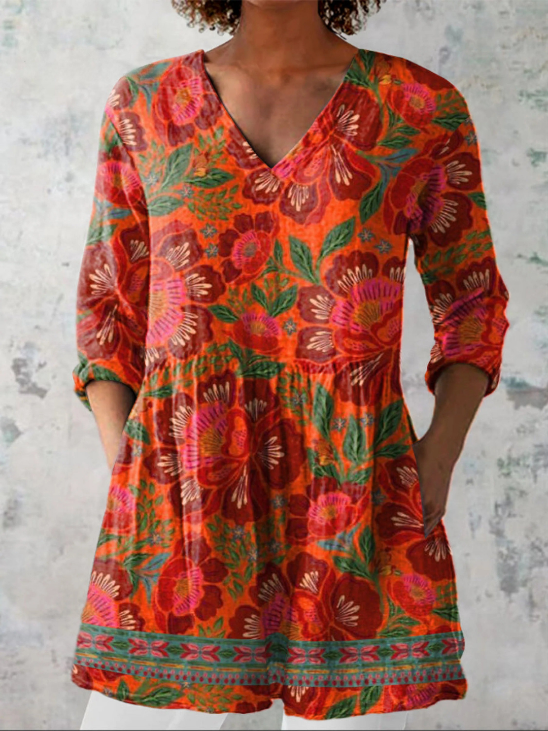 Heidrun, lange Bluse mit V-Ausschnitt in Rot-Orange, großflächiger Blütendruck in Rot und Orange, von Hanna Hamburg
