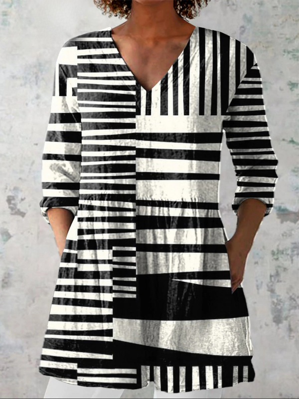 Wilhelmine, lange Bluse mit V-Ausschnitt in Schwarz-Weiß, grafisches Streifen-Patchwork in Schwarz und Weiß, von Hanna Hamburg