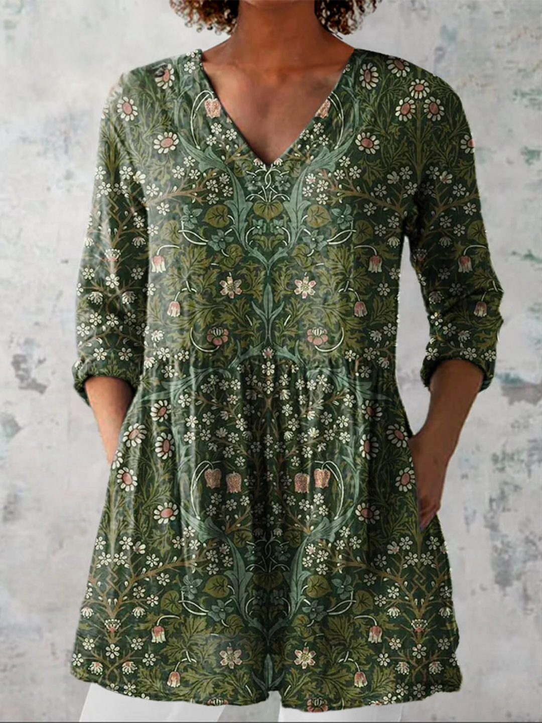 Adelheid, lange Bluse mit V-Ausschnitt in Oliv, feines Blumenmuster auf Olivgrün, von Hanna Hamburg