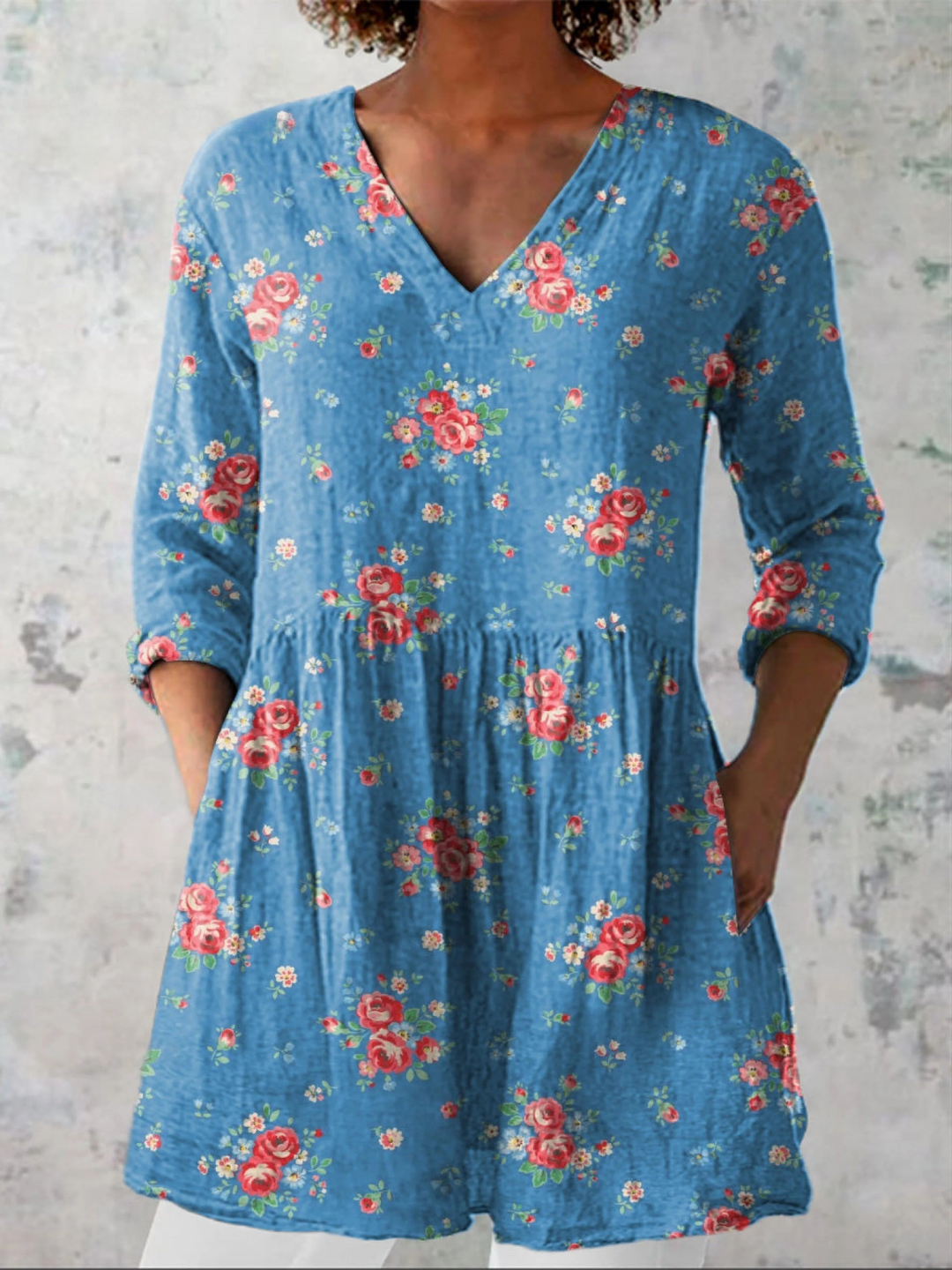 Margarete, lange Bluse mit V-Ausschnitt in Jeansblau, Rosendruck in Rot auf Jeansblau, von Hanna Hamburg