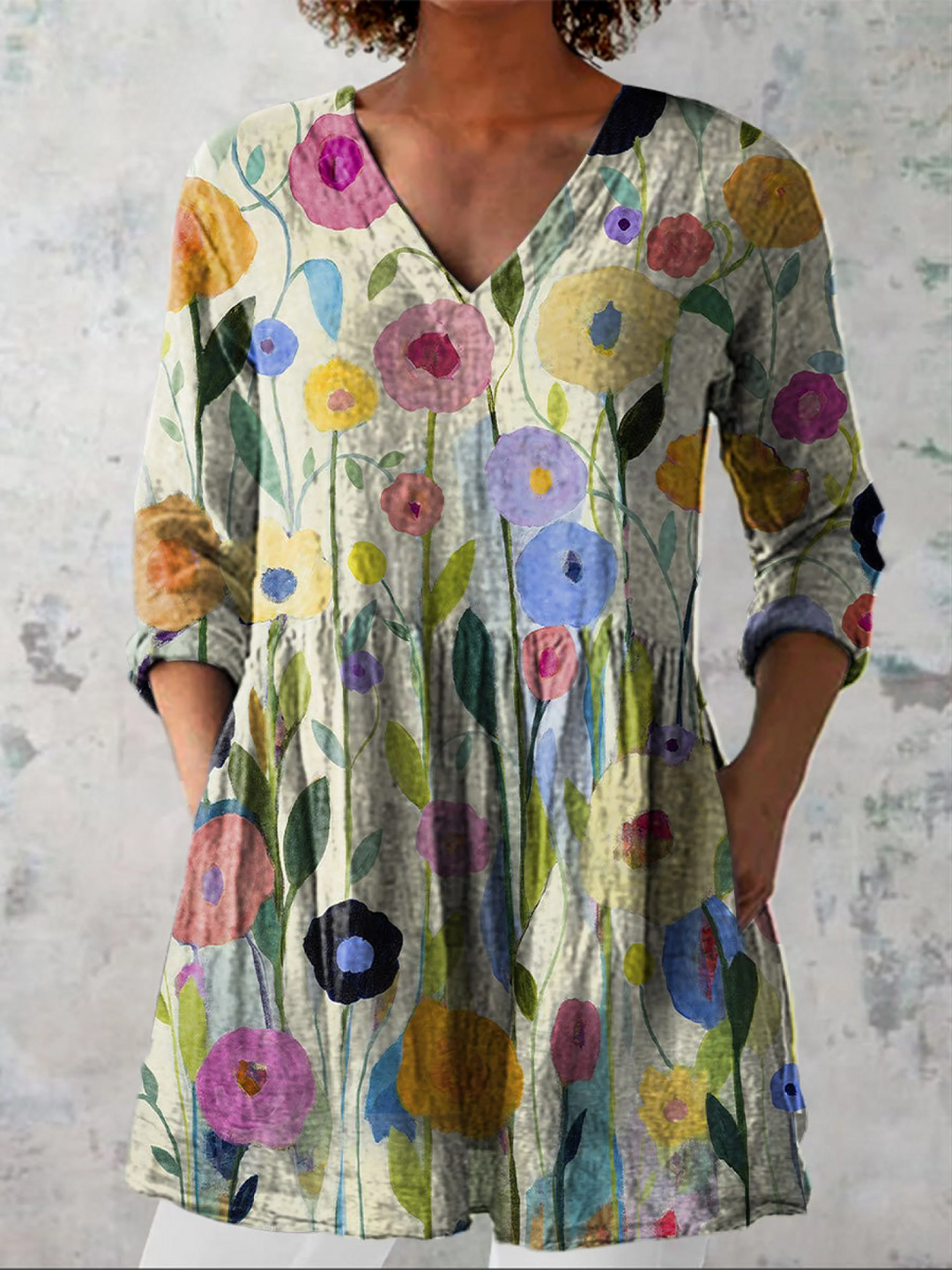 Inge, lange Bluse mit V-Ausschnitt in Creme, Blütendruck in bunten Farben auf hellem Grund, von Hanna Hamburg