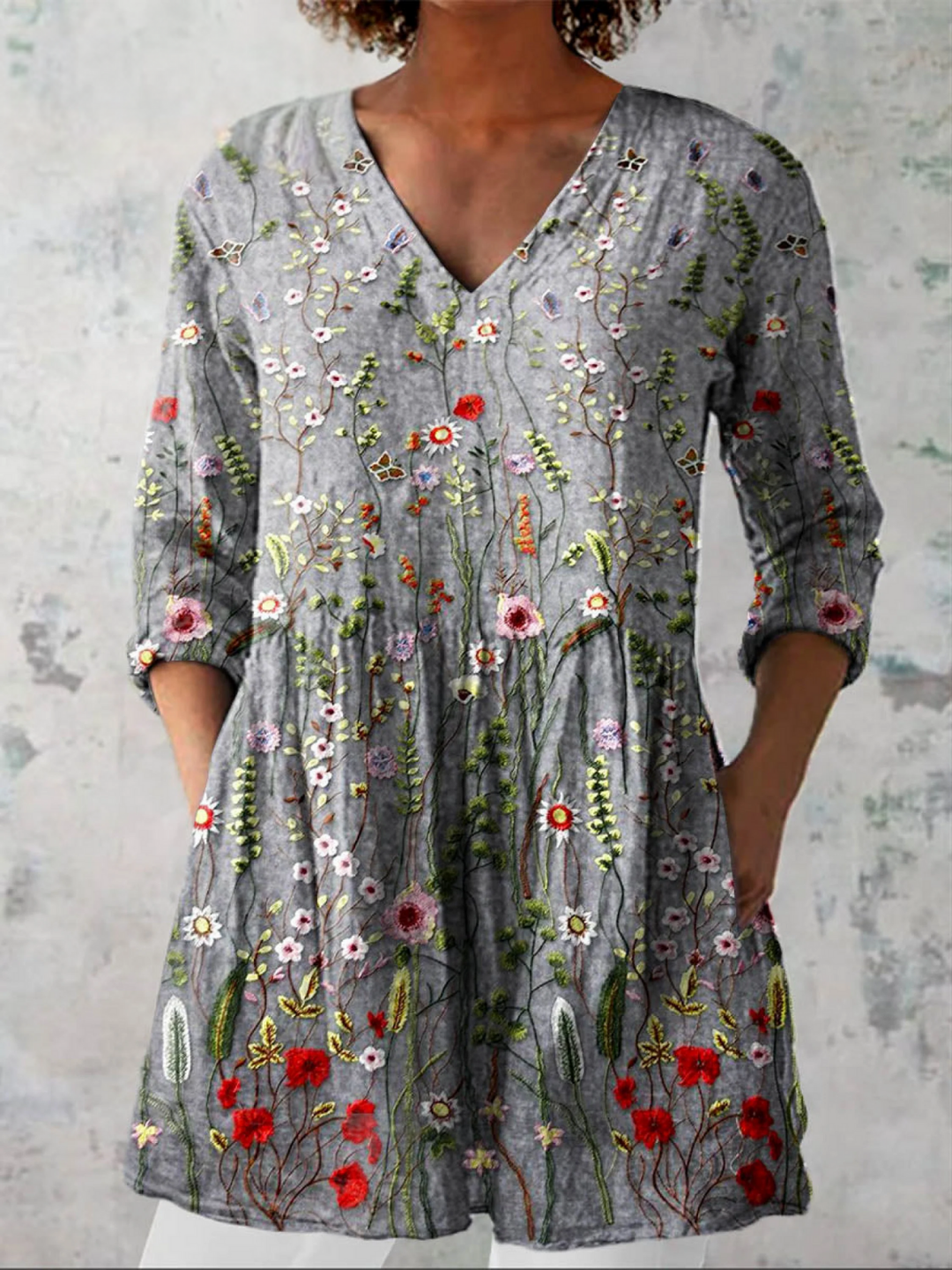 Marianne, lange Bluse mit V-Ausschnitt in Grau, zartes Blumenmuster auf meliertem Grau, von Hanna Hamburg