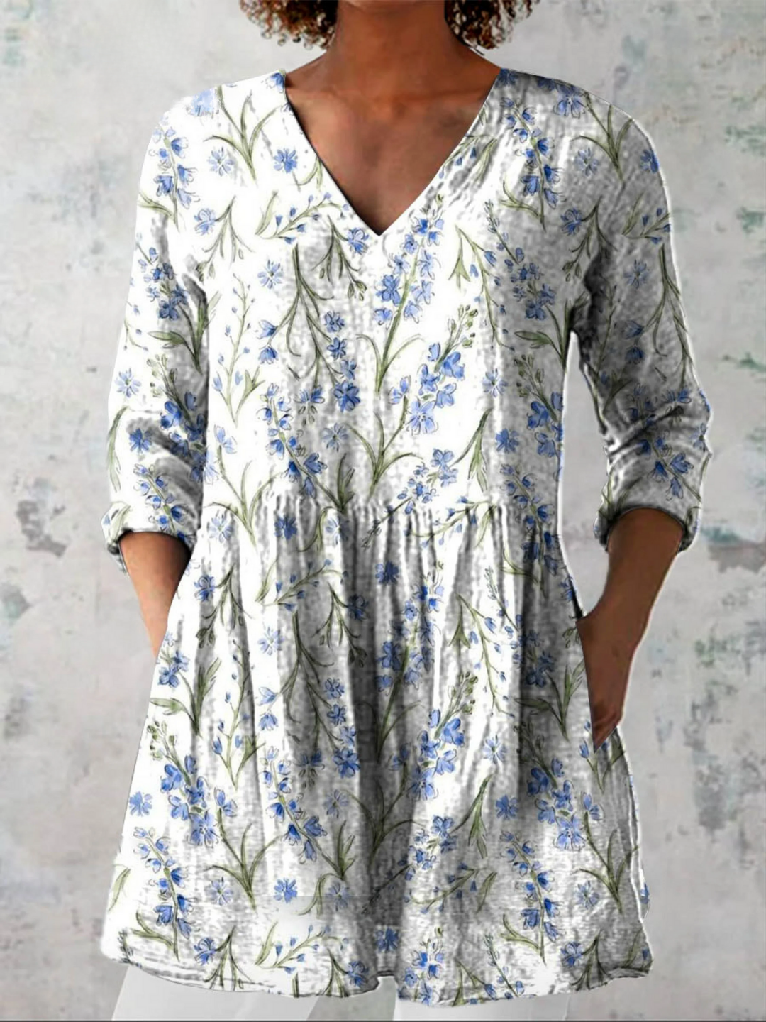 Gabriele, lange Bluse mit V-Ausschnitt in Weiß, blauer Blütendruck auf Weiß, von Hanna Hamburg
