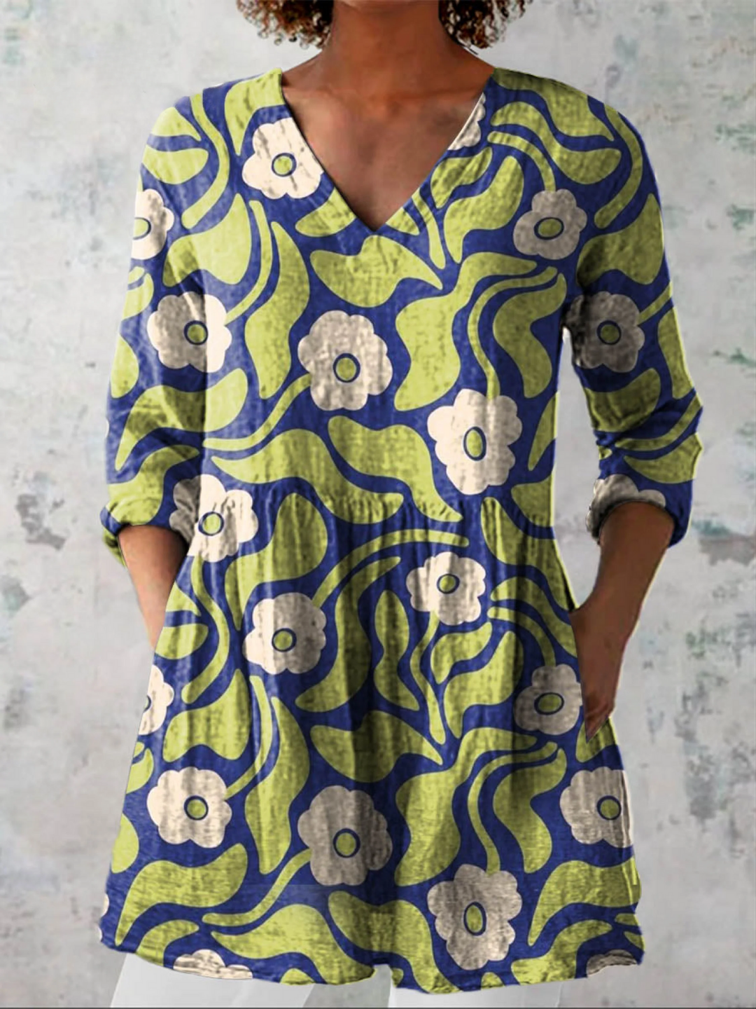 Sigrid, lange Bluse mit V-Ausschnitt in Grün, Retro-Blumenmuster in Grün und Gelb, von Hanna Hamburg