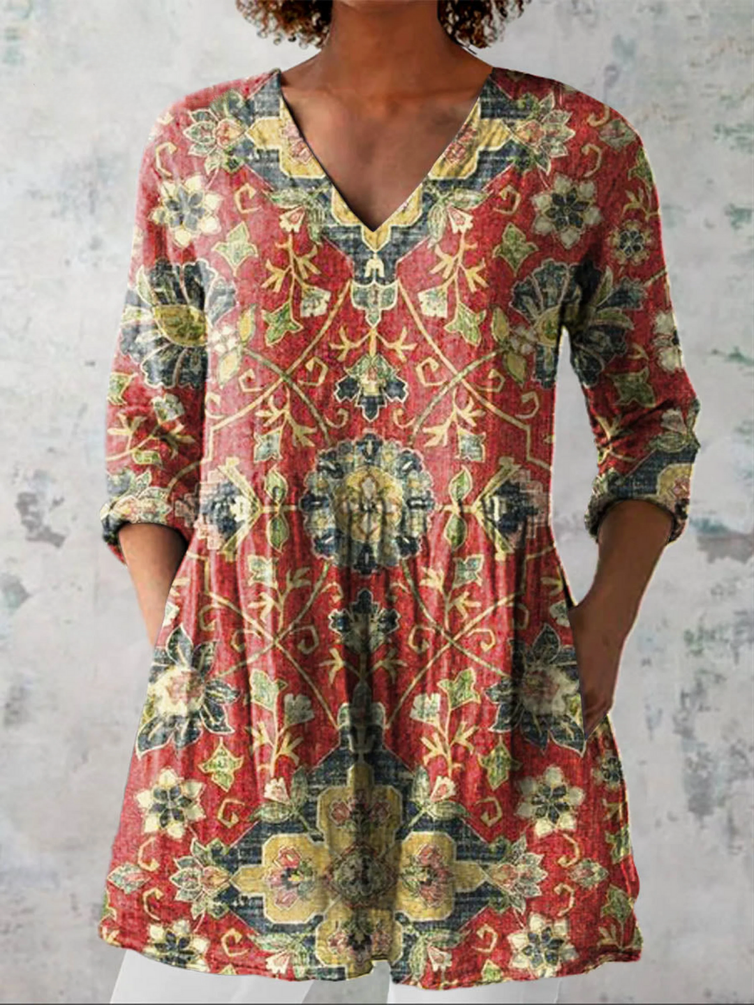 Birgit, lange Bluse mit V-Ausschnitt in Rostrot, Blumen- und Ornamentmuster auf Rostrot, von Hanna Hamburg