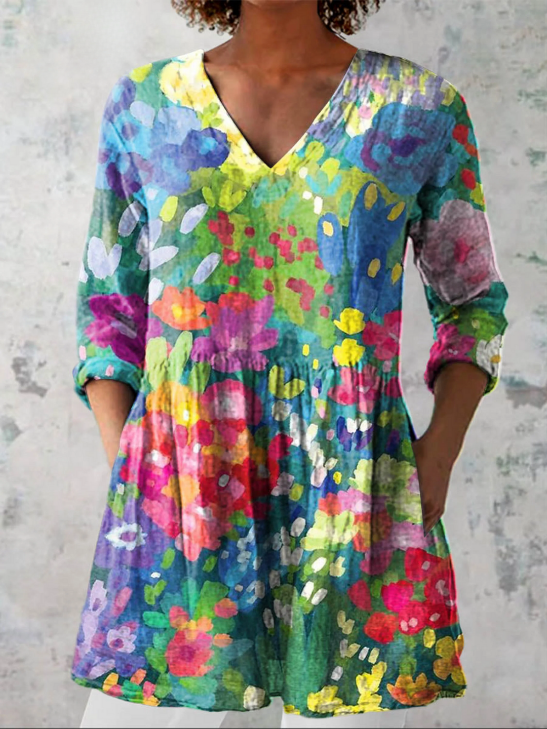 Bettina, lange Bluse mit V-Ausschnitt in bunten Farben, Aquarell-Blütendruck in kräftigen Farben, von Hanna Hamburg