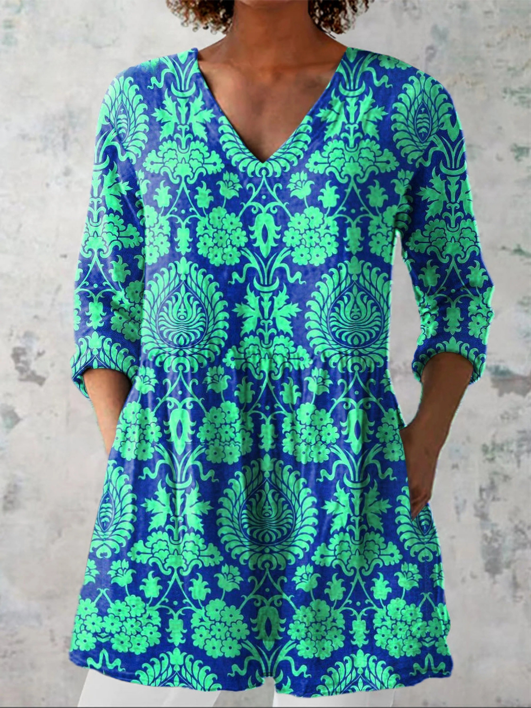Dagmar, lange Bluse mit V-Ausschnitt in Petrol, Medaillon-Ornament in Grün und Blau, von Hanna Hamburg