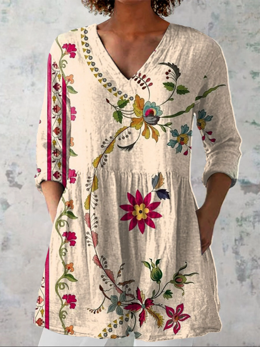 Gertrud, lange Bluse mit V-Ausschnitt in Beige, Blumenstickerei-Optik auf Creme, von Hanna Hamburg