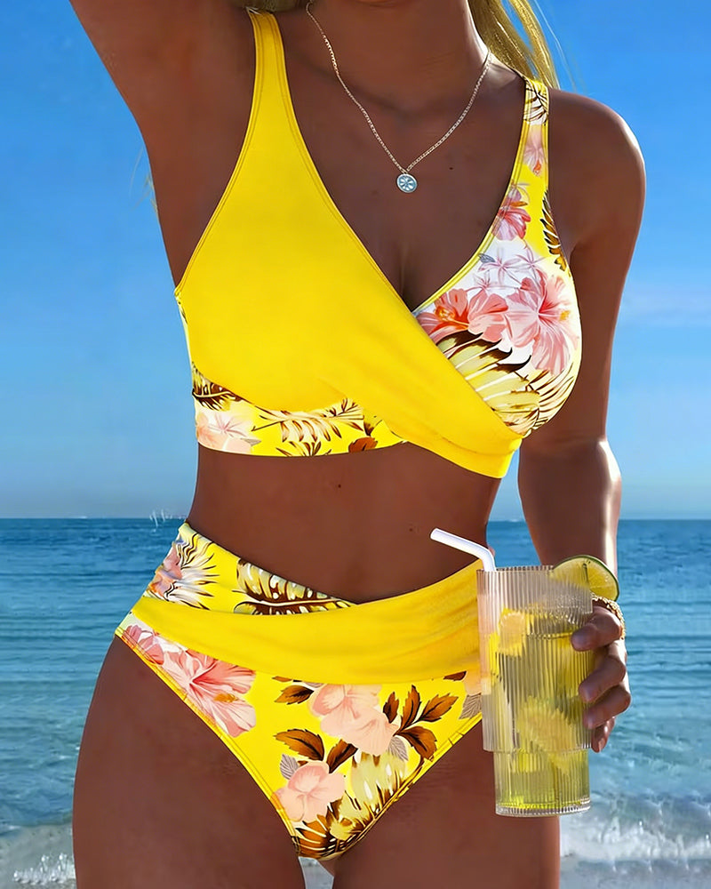 Bikini mit kontrastierendem Blumenmuster und Schlitz von Hanna Hamburg