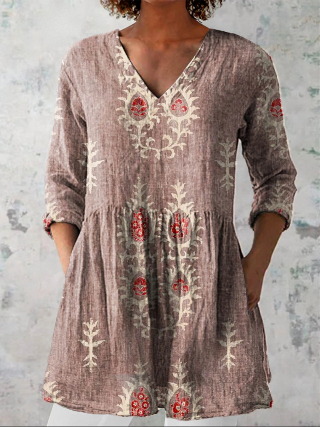 Barbara, lange Bluse mit V-Ausschnitt in Rosa, feines Blütenmuster im Stickerei-Look, von Hanna Hamburg