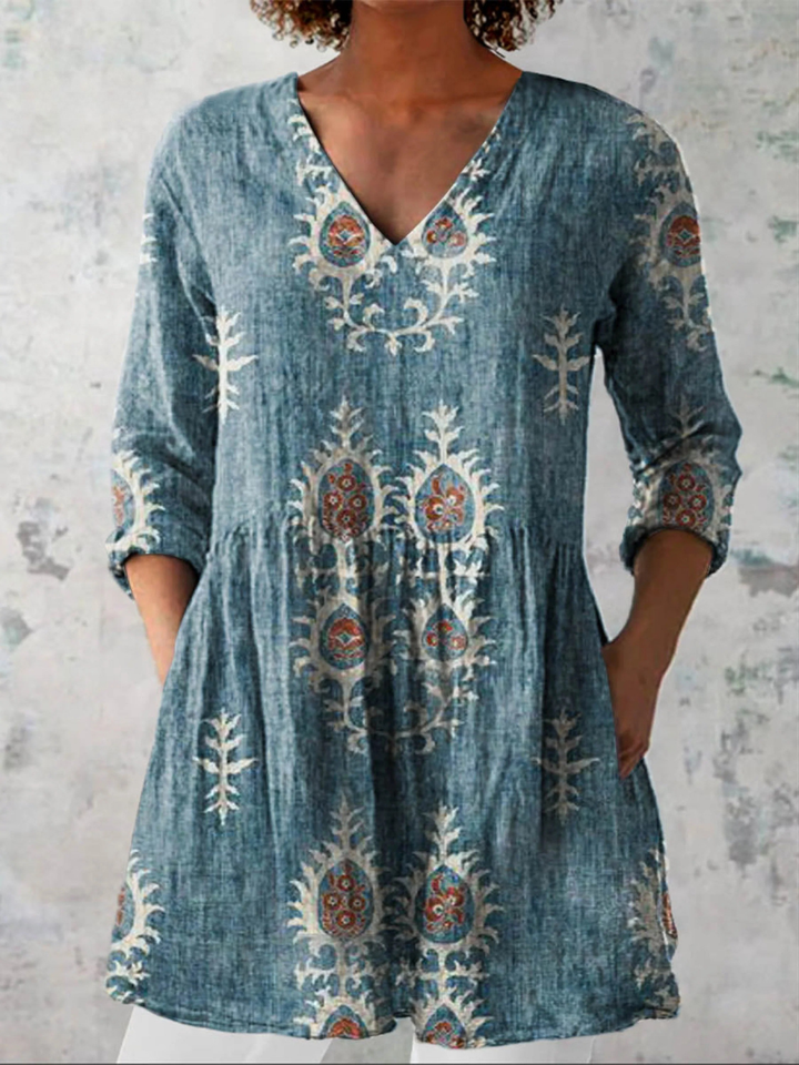 Barbara, lange Bluse mit V-Ausschnitt in Blau, feines Blütenmuster im Stickerei-Look, von Hanna Hamburg