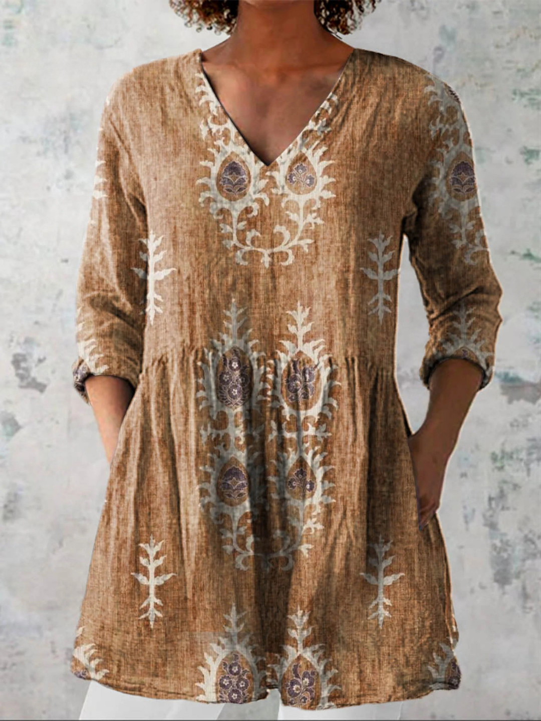 Barbara, lange Bluse mit V-Ausschnitt in Gelb, feines Blütenmuster im Stickerei-Look, von Hanna Hamburg