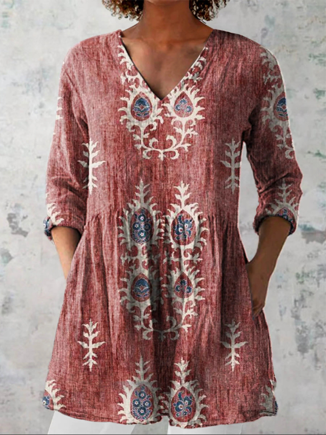 Barbara, lange Bluse mit V-Ausschnitt in Rot, feines Blütenmuster im Stickerei-Look, von Hanna Hamburg