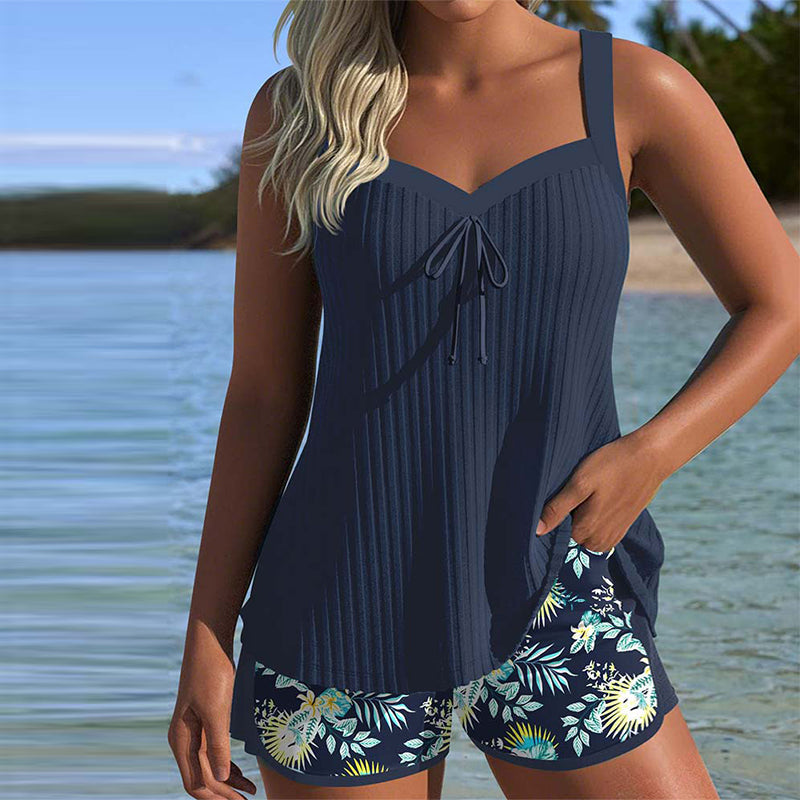Gestreifter Tankini mit Zweiteiligem Strandshort von Hanna Hamburg