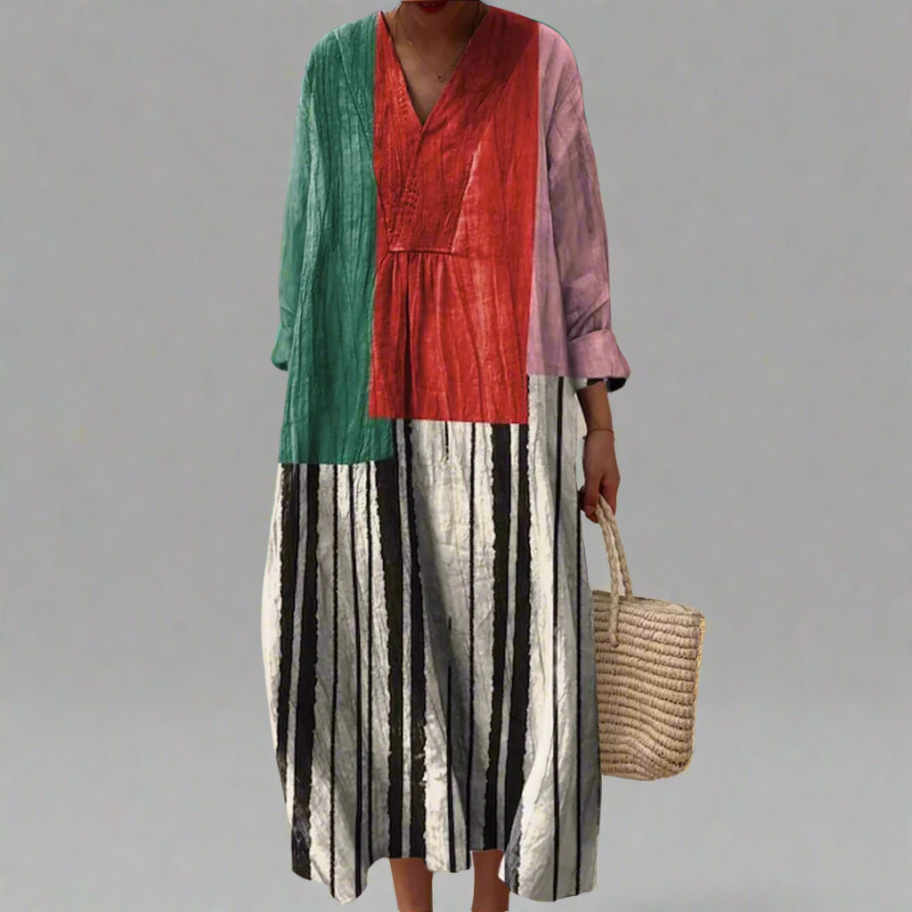 Traute, weites geometrisches Sommerkleid in Grün, Farbblockmuster in Grün und Rot mit Streifen, von Hanna Hamburg
