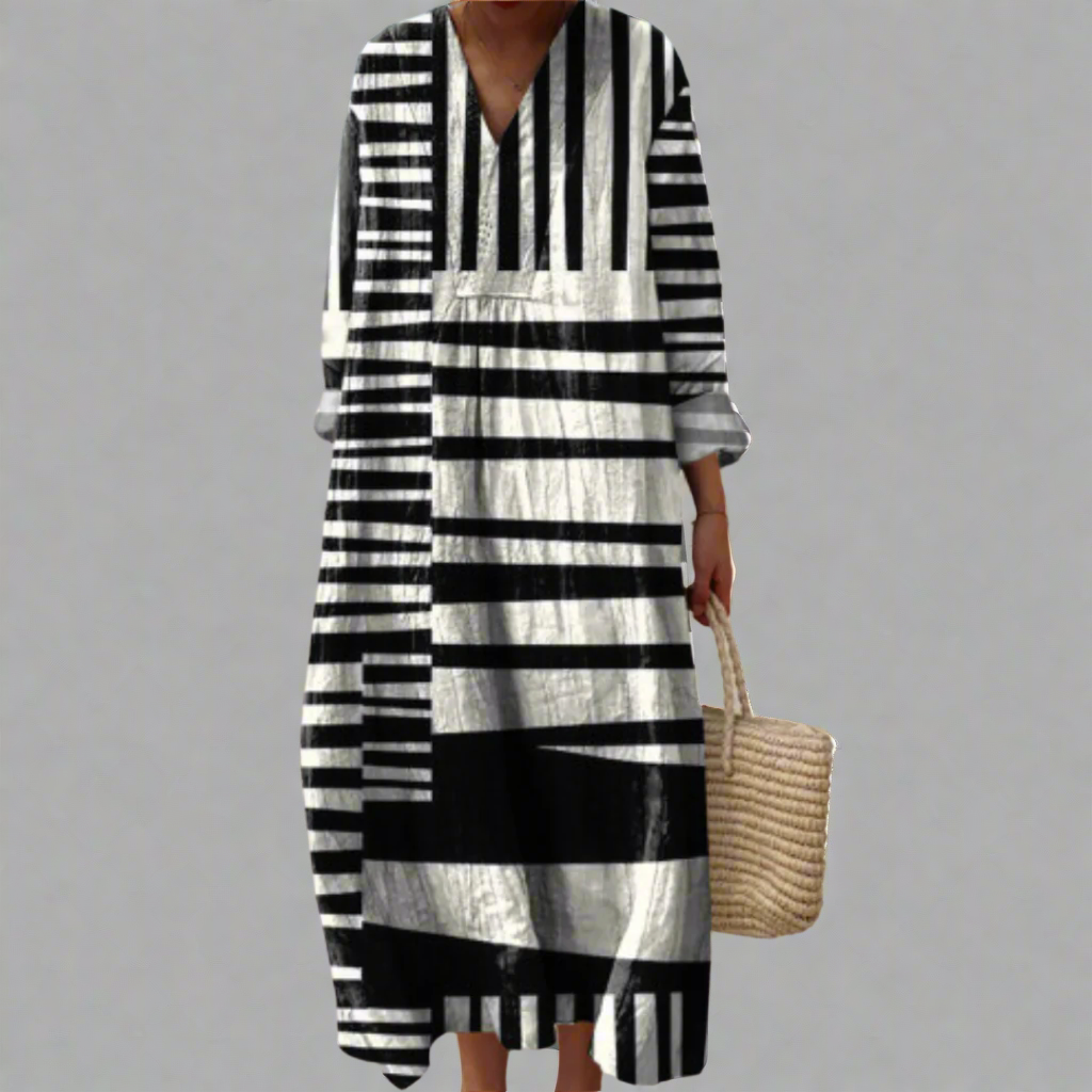 Sieglinde, weites geometrisches Sommerkleid in Schwarz-Weiß, Streifen-Patchwork in Schwarz und Weiß, von Hanna Hamburg