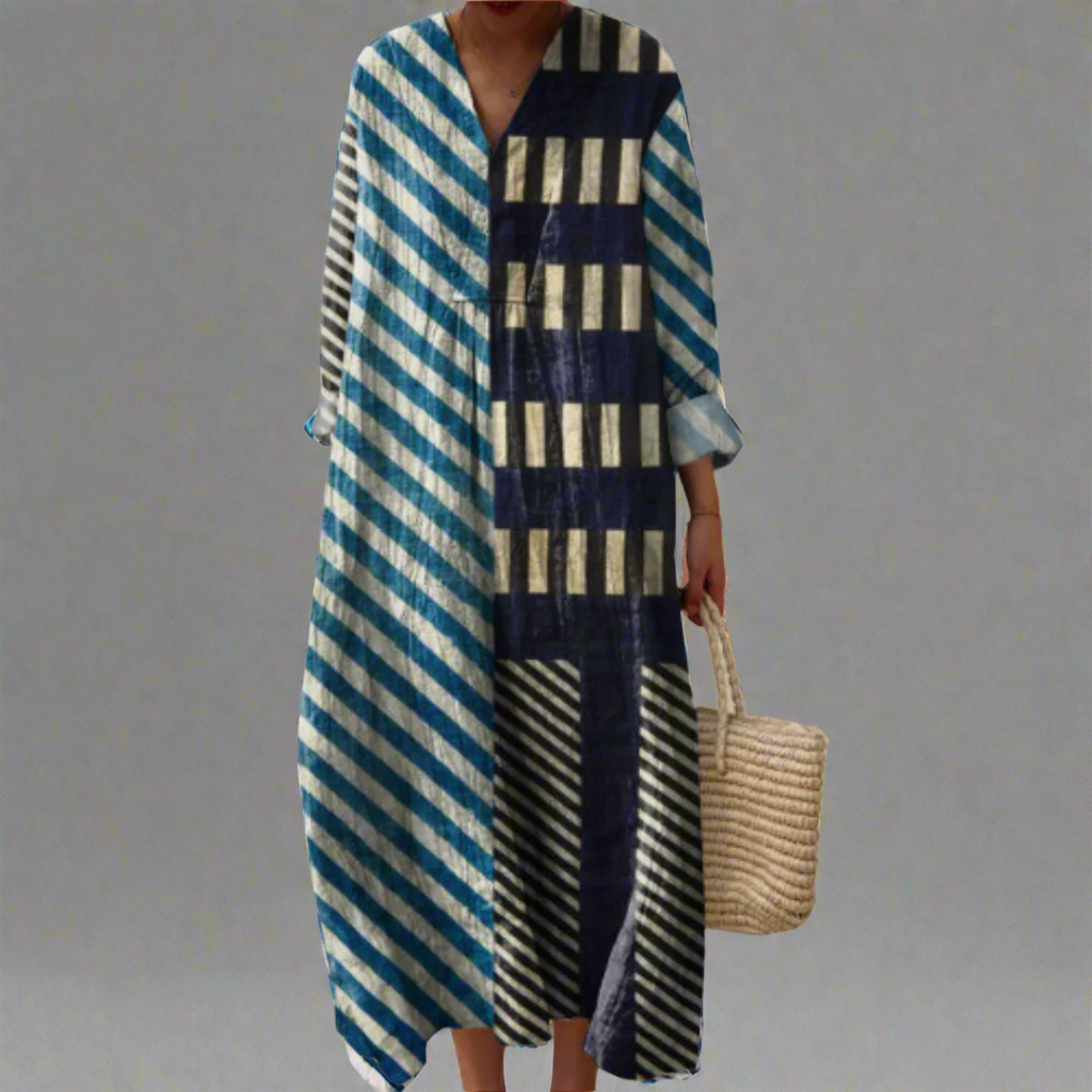 Luise, weites geometrisches Sommerkleid in Marineblau, Streifen-Patchwork in Marineblau und Beige, von Hanna Hamburg