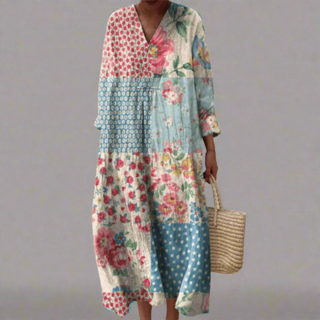 Hertha, weites geometrisches Sommerkleid in Hellblau, Blumen-Patchwork in Hellblau und Rosa, von Hanna Hamburg