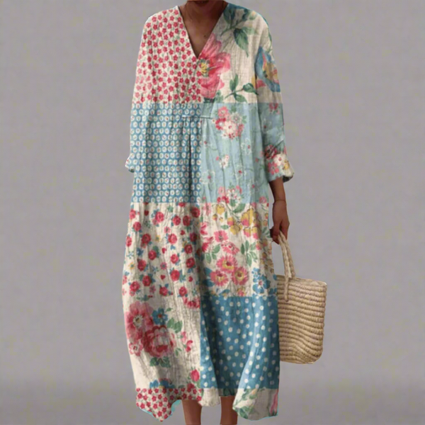 Hertha, weites geometrisches Sommerkleid in Hellblau, Blumen-Patchwork in Hellblau und Rosa, von Hanna Hamburg