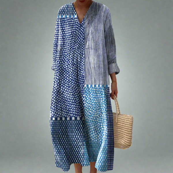 Waltraud, weites geometrisches Sommerkleid in Blau, Punktemuster in Blau mit hellen Farbfeldern, von Hanna Hamburg