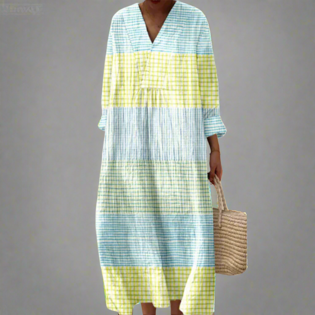 Adelgunde, weites geometrisches Sommerkleid in Hellblau, Streifenmuster in Hellblau und Gelb, von Hanna Hamburg