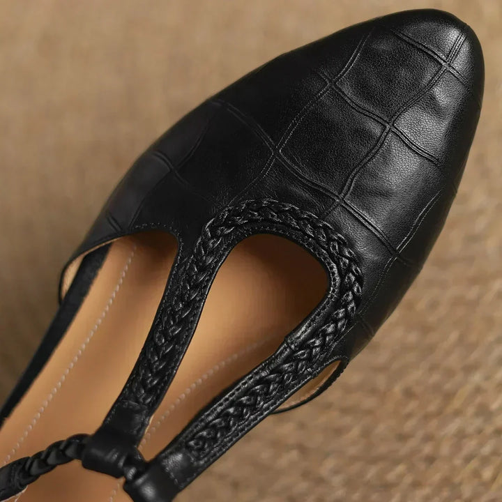 Greta | Klassische Leder-T-Steg-Schuhe mit geflochtenem Detail