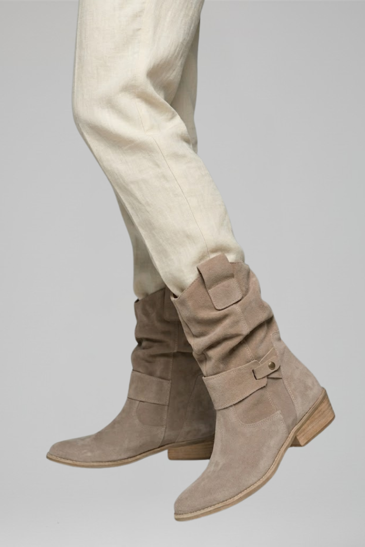 Cäcilie | Wadenhoher Slouch-Stiefel mit Riemen