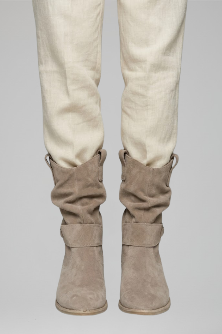 Cäcilie | Wadenhoher Slouch-Stiefel mit Riemen