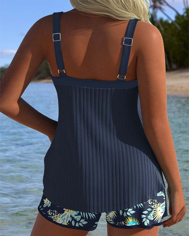 Gestreifter Tankini mit Zweiteiligem Strandshort von Hanna Hamburg