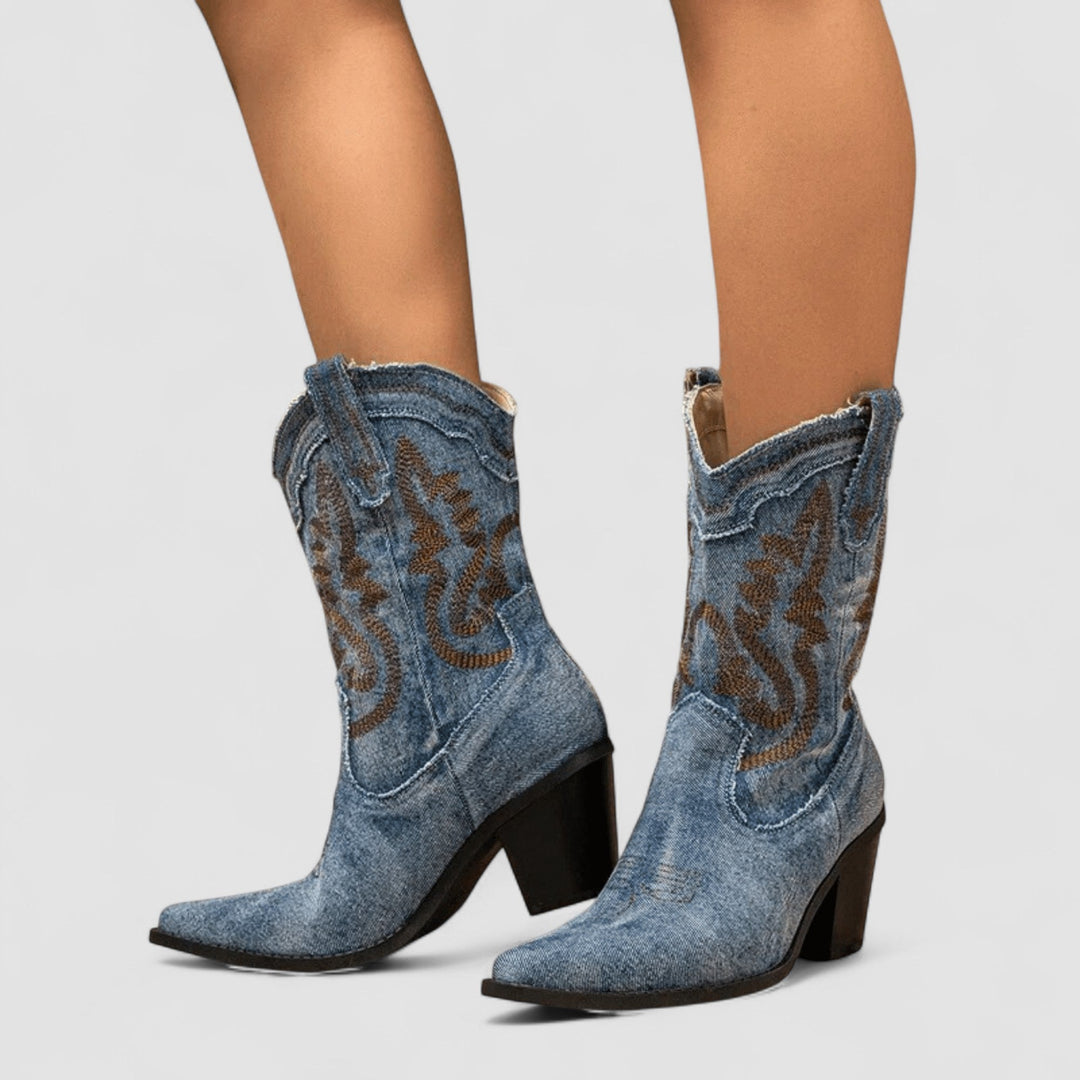 Apollonia | Bestickte Western-Stiefelette in Hellblau
