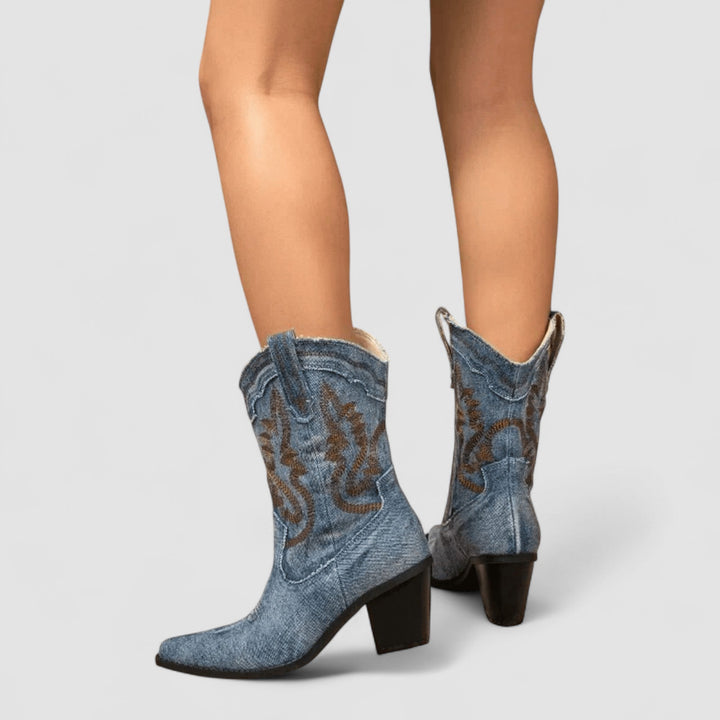 Apollonia | Bestickte Western-Stiefelette in Hellblau