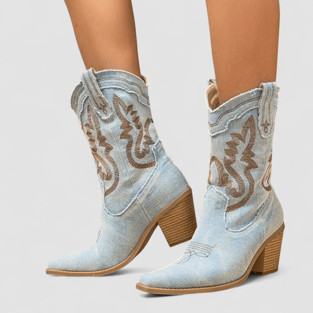 Apollonia | Bestickte Western-Stiefelette in Hellblau