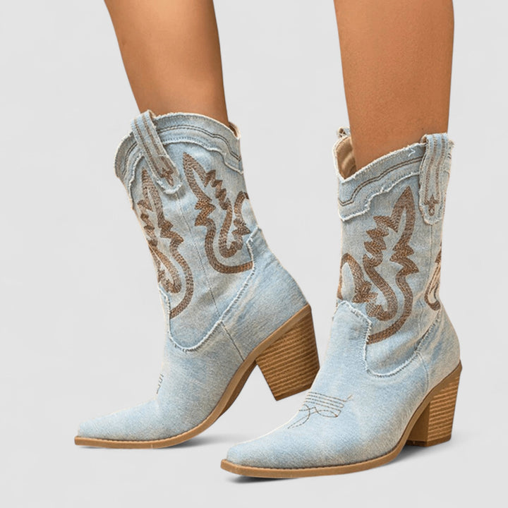 Apollonia | Bestickte Western-Stiefelette in Hellblau
